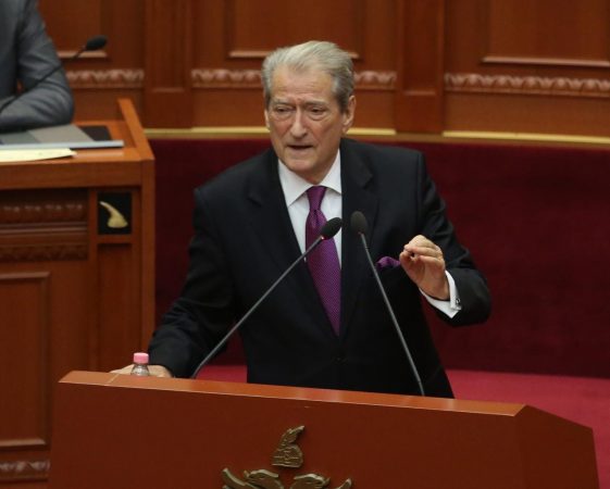 “Olsi Rama shoqëroi Amant Josifin për në Dubai”, Berisha: Fletë-arresti për mashtruesin e ‘call-center’ u mbajt 1 javë derisa iku