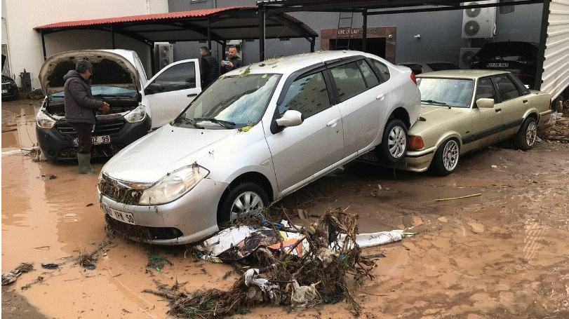 Rrugët pushtohen nga balta, situatë katastrofike në Antalia pas shirave të rrëmbyeshëm (VIDEO)