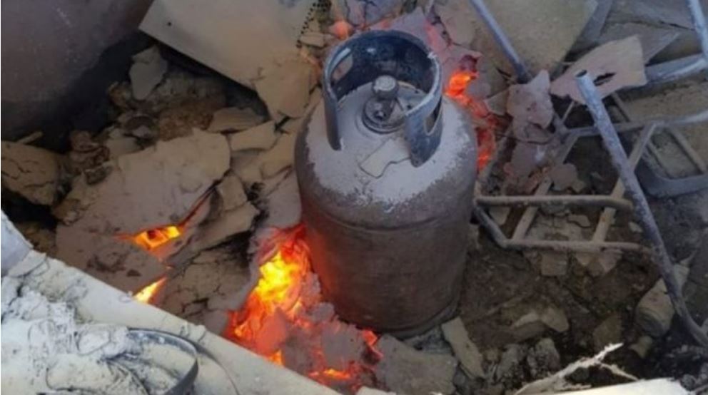 Vdes në spital i riu që u dogj nga shpërthimi i bombulës (EMRI)