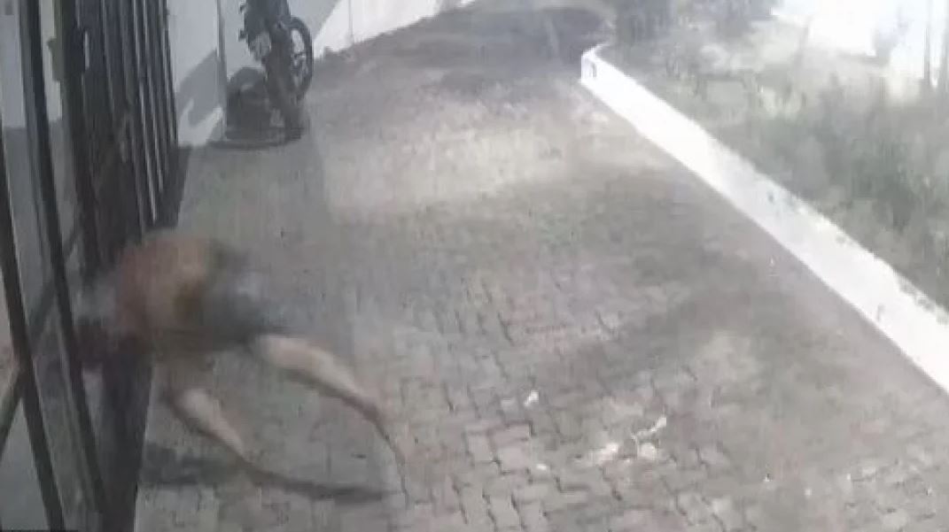Braziliani thyen me kokë xhamin e dritares në tentativë për të përdhunuar një grua, vdes pasi…(VIDEO)