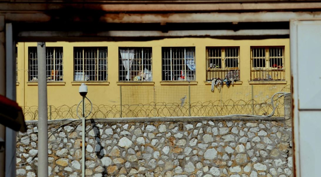 Policia greke bastis qelitë e shqiptarëve në Kretë, u gjen lëndë narkotike