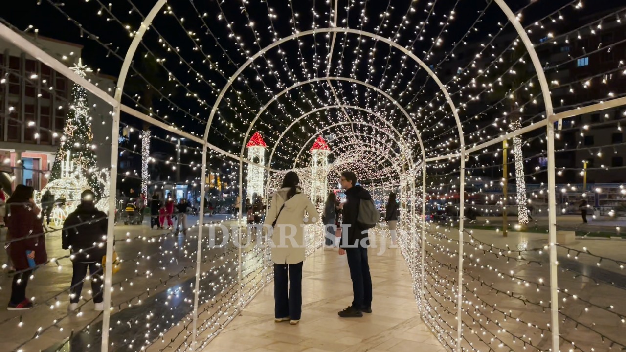 Babagjyshë, foto dhe shumë buzëqeshje, çfarë ndodh çdo mbrëmje në sheshin “Liria” (VIDEO)