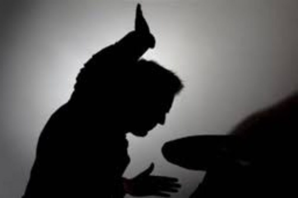 I riu nga Durrësi dhunon babanë, i shkatërron dhe makinën