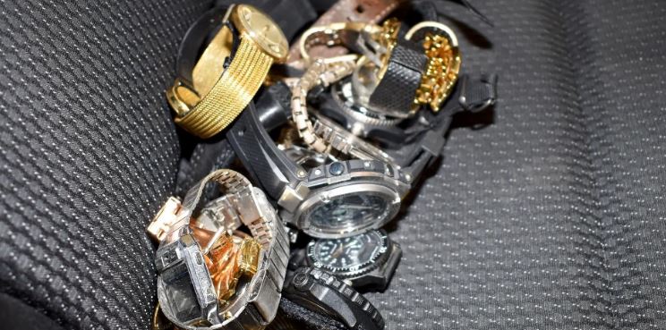 U kap pasi kishte grabitur një shtëpi në Zyrih, shqiptari arrestohet në makinën e tij me bizhuteritë e vjedhura