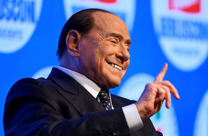 “Do t’ju sjell një autobus me prostituta…”, bonusi i Berluskonit për futbollistët