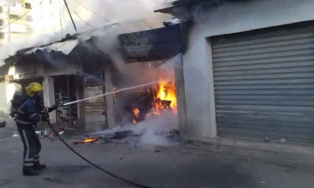 I vë zjarrin dyqanit dhe makinës së një personi, shpallet në kërkim 39-vjeçari