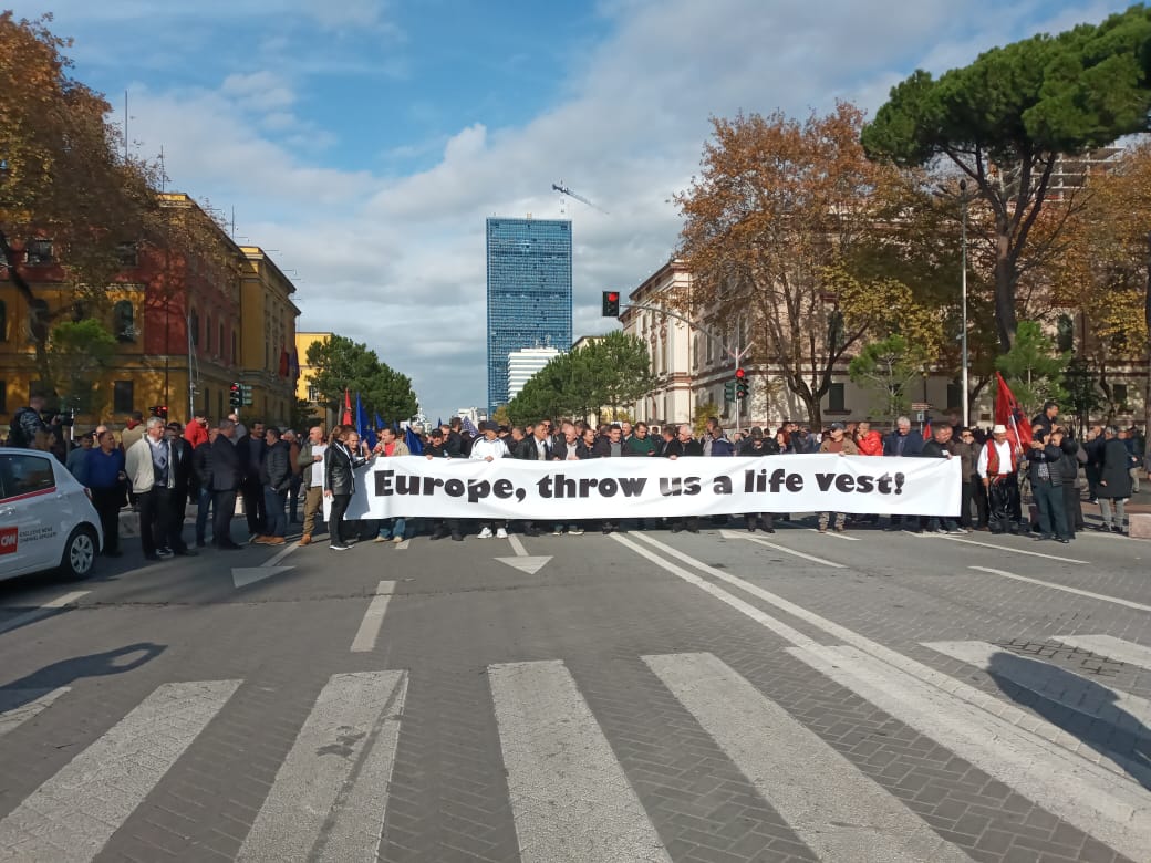 Protestuesit nisin marshimin nga sheshi Skënderbej drejt bulevardit &#8220;Dëshmorët e Kombit&#8221;, mesazhe për liderët e BE