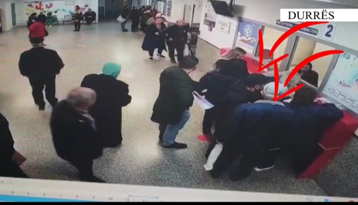 Vodhën në sportelin e spitalit të Durrësit portofola dhe celularë, arrestohen 2 autorët (VIDEO)