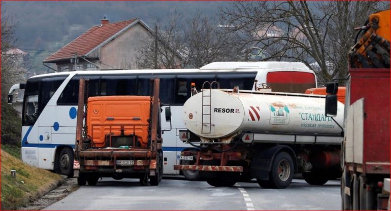 Bllokimi i rrugëve në veri/ Kurti kërkesë KFOR-it në ditën e dhjetë: Barrikadat nuk mund të tolerohen më gjatë