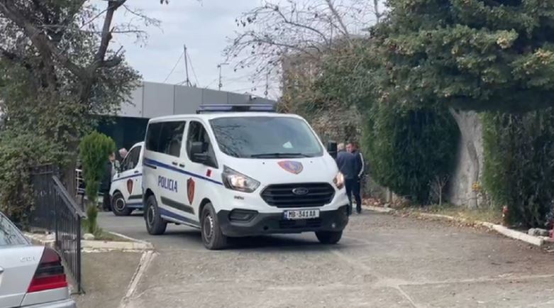 Plagosi me thikë kamerierin pas një konflikti të çastit, arrestohet autori