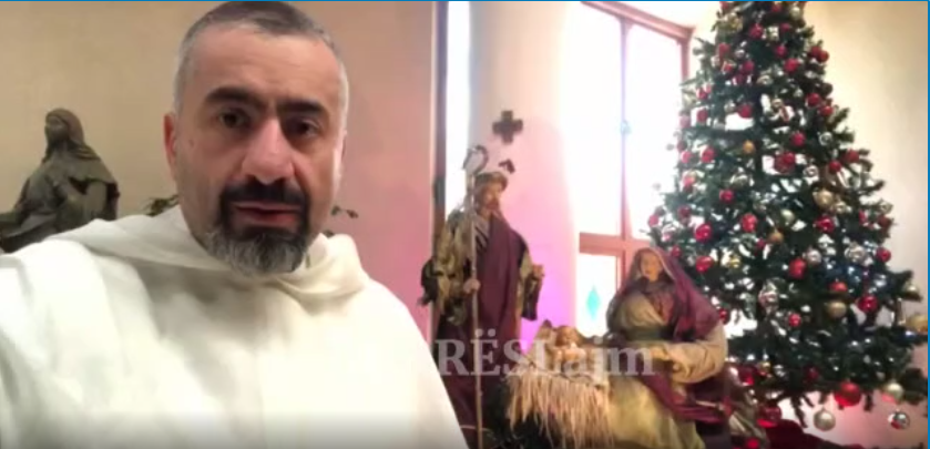 Durrës/ Vigjilje Krishtlindjeje, at Bernardi uron besimtarët: Sa bukur është të mos  ndjehesh i braktisur (VIDEO)