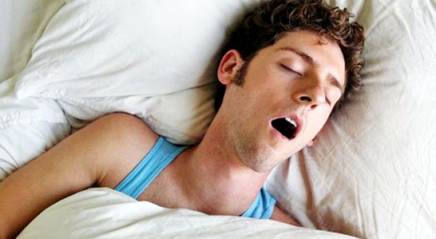 Ky zakon gjatë gjumit është mjaft i rrezikshëm për dhëmbët tuaj