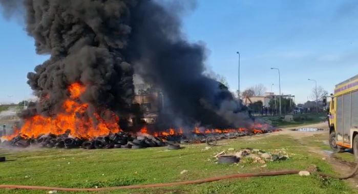 Zjarr në një fushë me goma të përdorura në Vlorë, policia: 4 të shoqëruar, si ndodhi ngjarja