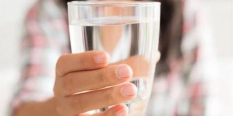 Ja përse duhet ta nisni mëngjesin me një gotë ujë të ngrohtë