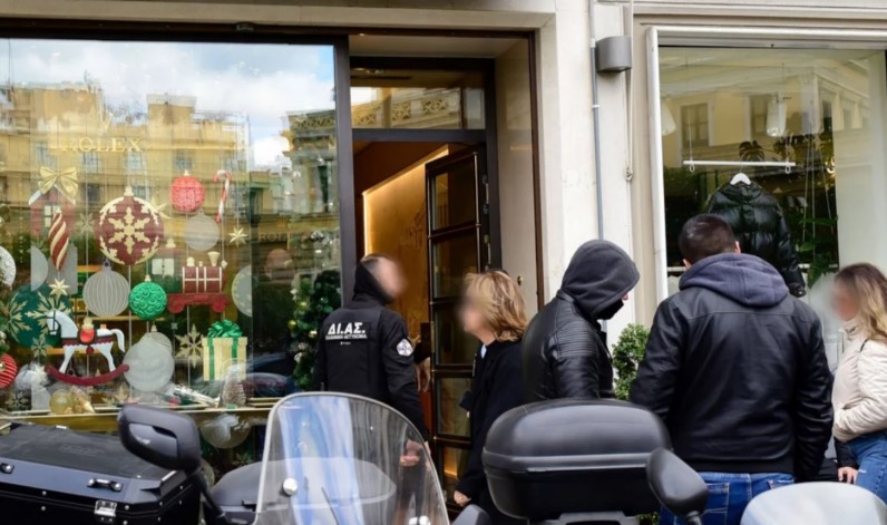 Grabitje spektakolare e ‘Rolex’ në qendër të Athinës, vidhen 20 ora me vlerë qindra mijëra euro