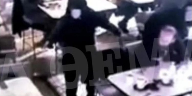 VIdeo e re/ Ekzekutimi i dy shqiptarëve në Athinë, autori zbret nga motori dhe niset drejt lokalit, bashkëpunëtori i tij…