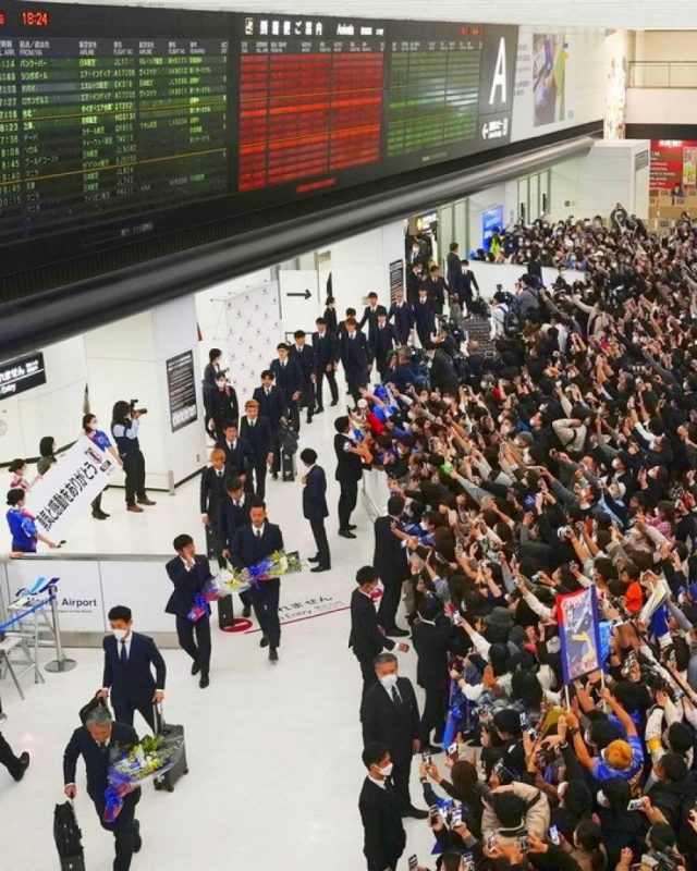 Heronjtë e kontinentit, ekipi i Japonisë pritet nga qindra tifozë pas kthimit në shtëpi