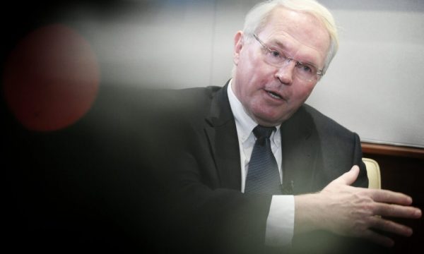 Tensionet në veri, ambasadori amerikan në Beograd: Është koha që njerëzit që i kanë vënë barrikadat t’i heqin sa më shpejt