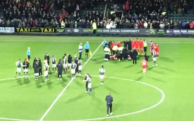 Horror në futbollin anglez, lojtari bie pa ndjenja në fushën e lojës