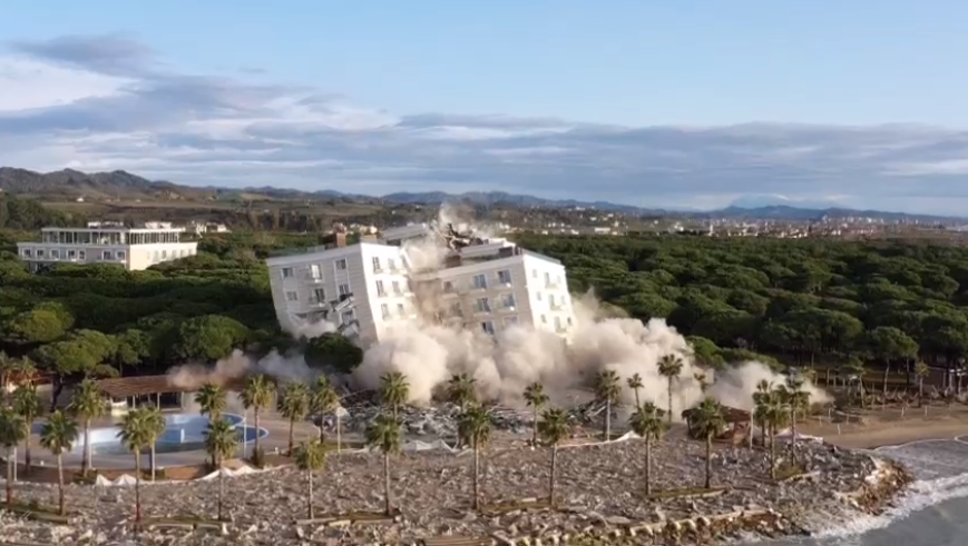 Shembet me 70 kg eksploziv “Prestige Resort”, dhjetëra qytetarë ndjekin live momentin e shpërthimit (VIDEO)