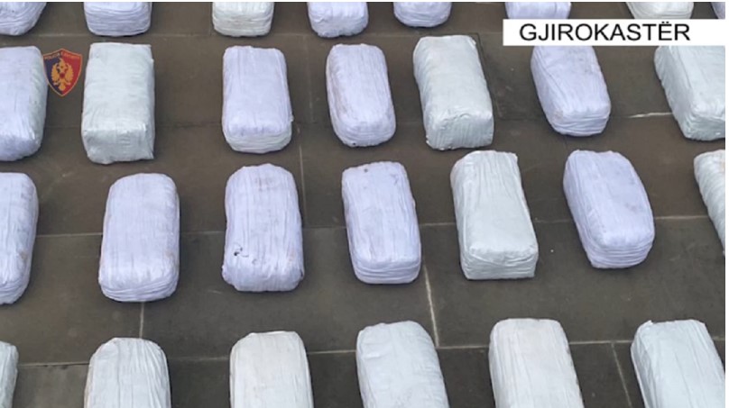 70 kg kanabis në makinë, arrestohen dy burra dhe një grua. Njëri kontrollonte rrugën, të tjerët mbanin drogën