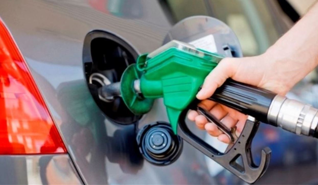 Ky shtet evropian u jep nga 100 euro karburant të gjithë atyre që shkojnë me makinë në punë!