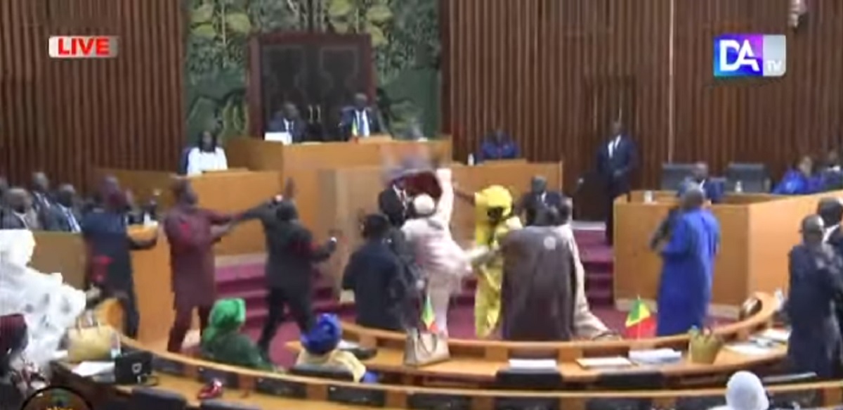 Sherr i rëndë në Parlament, deputeti i gjuan me shpullë, kolegia i kthehet me karrige (VIDEO)