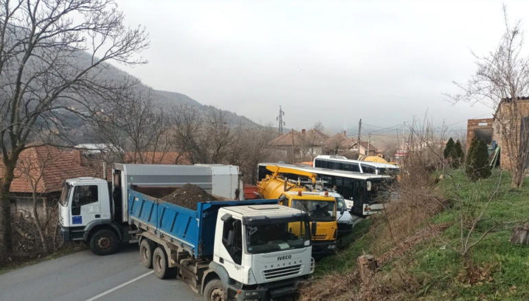 Tensionet në veri të Kosovës, Prishtina pret heqjen e barrikadave nga KFOR