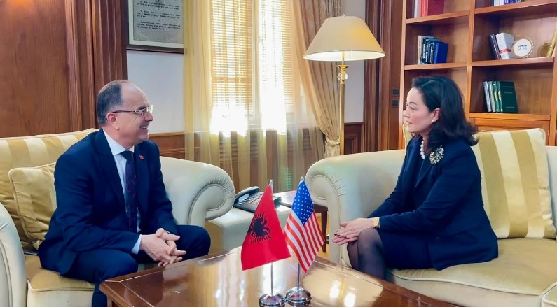 Ambasadorja Yuri Kim takim ‘kokë më kokë’ me Presidentin Begaj