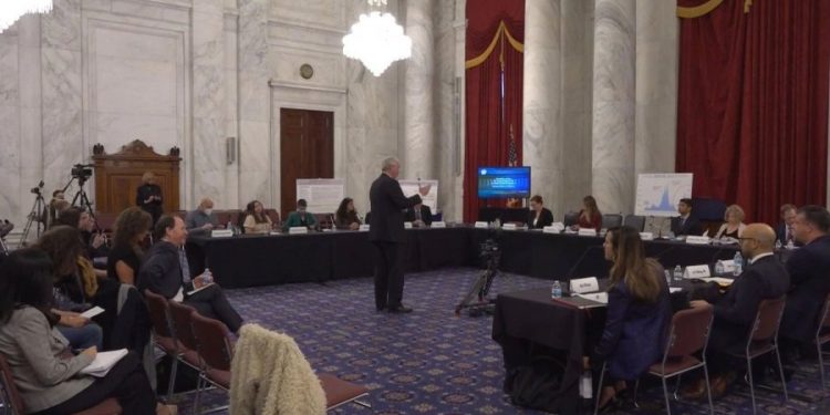 Vaksina kundër Covid-19, “plas” debati në Senatin amerikan