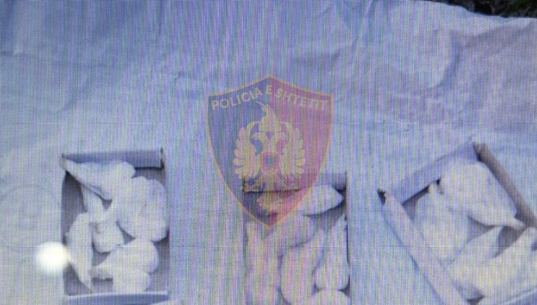 Lëvizte me kokainë në doza gati për shitje pranë gjimnazit, arrestohet gruaja 54 vjeçe