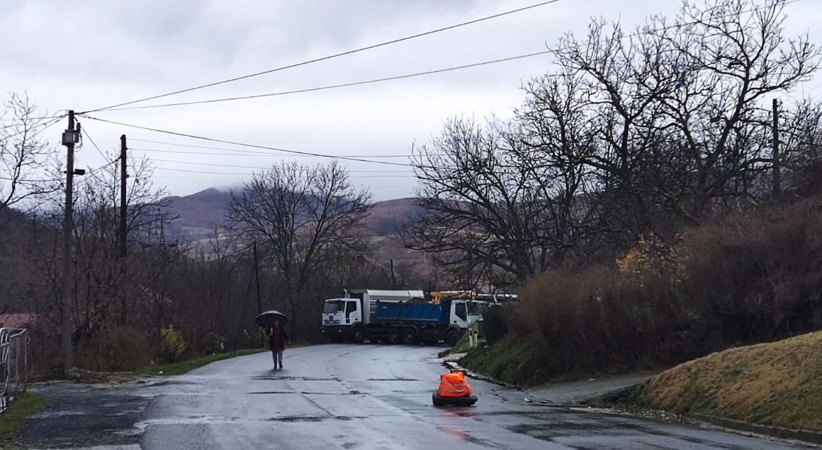 Shqipëria reagon pas tensioneve në veri të Kosovës, Xhaçka: Të hiqen menjëherë barrikadat e grupeve serbe