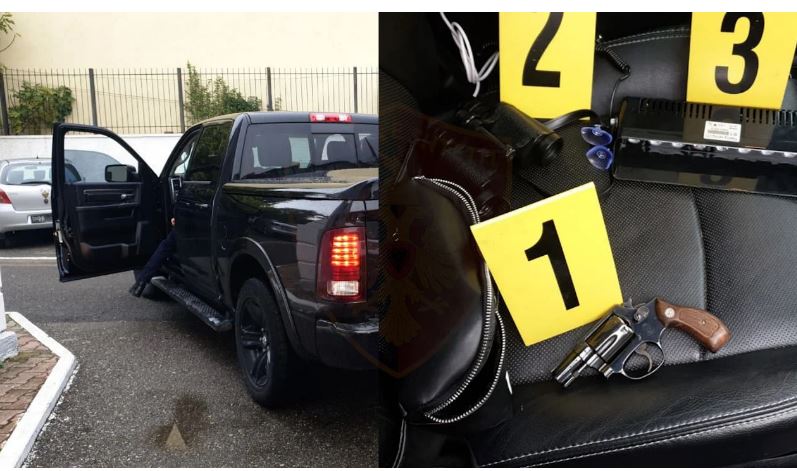 Qarkullonin me armë zjarri në makinë, arrestohen dy të rinj