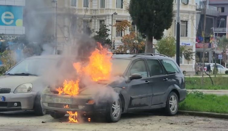 Merr flakë makina që ndodhej në parkingun e kishës