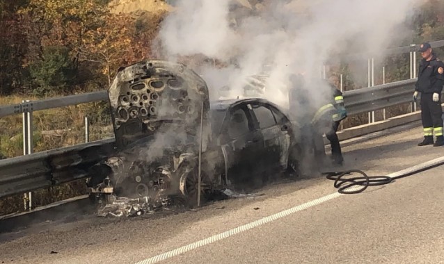 Përfshihet nga flakët “Benz”-i në aksin problematik