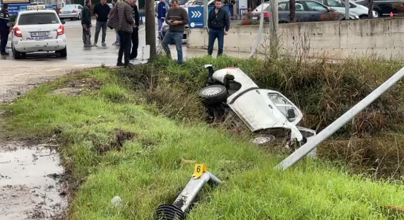 Kamioni përplaset me fuoristradën, përfundon në kanal, lëndohet shoferi