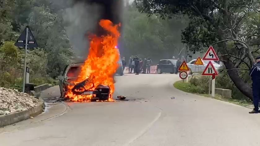 Përfshihet nga flakët në ecje, shkrumbohet BMW-ja në Llogara