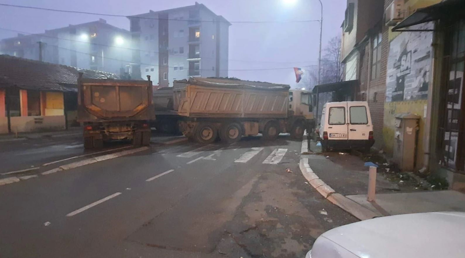 Serbët vendosin barrikadë në Lagjen e Boshnjakëve në Mitrovicën e Veriut