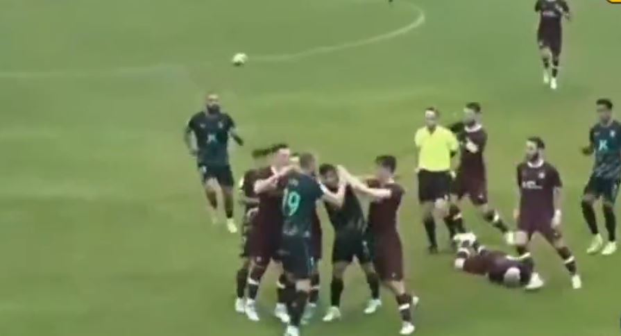 Ndërpritet ndeshja, ish-lojtari i Milanit sherr me kundërshtarin. Nuk mungojnë as grushtet