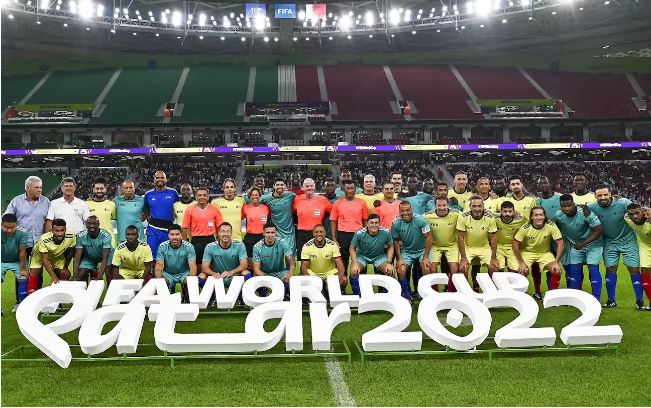 Ndeshje miqësore mes punëtorëve në Katar dhe legjendave të futbollit, arbitër… Infantino