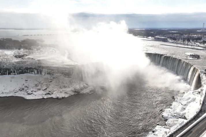 Ujëvara e Niagarës pothuajse e ngrirë (Foto)