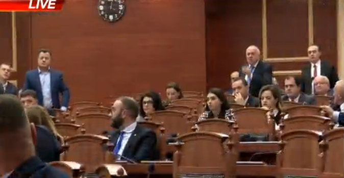 &#8220;Legen, mos ma bëj dorën ashtu”/ Plas sherri mes demokratëve, Flamur Noka dhe Tritan Shehu konfliktohem me Alibejan