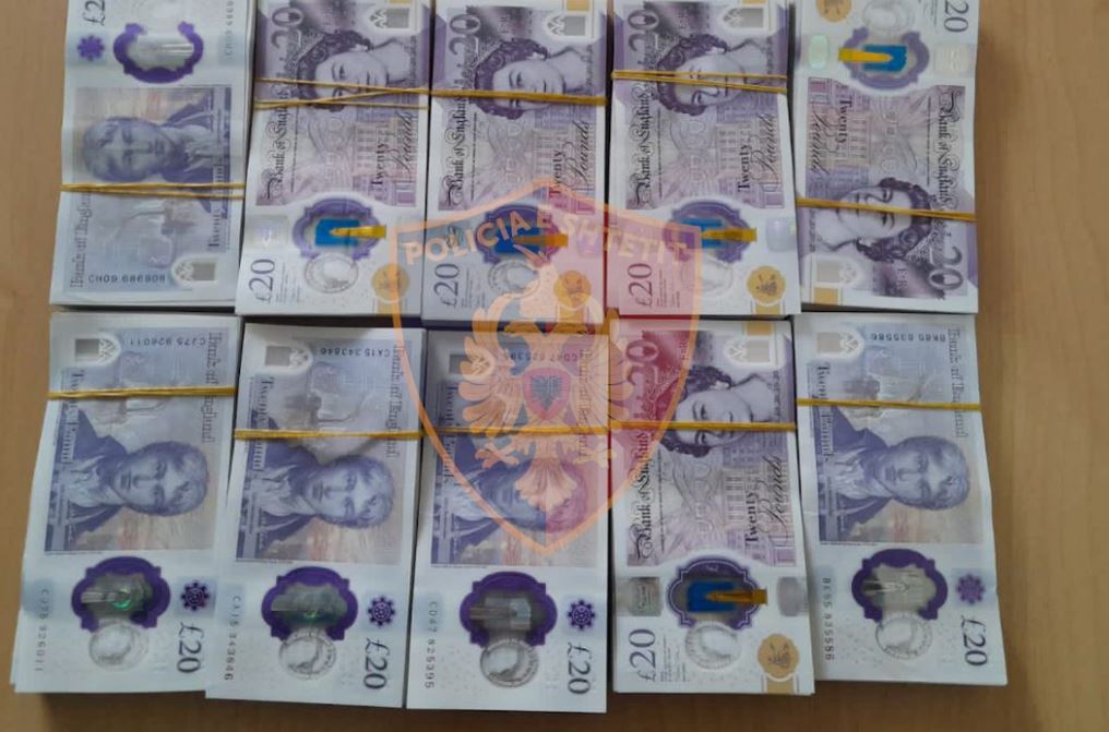 Nuk deklaroi 20 mijë paund në pikën kufitare, procedohet 32-vjeçari! Paratë i kishte fshehur në…