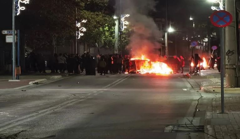 Plagosja e 16-vjeçarit nga policia/ Protesta të dhunshme në Greqi, plagosen 10 policë