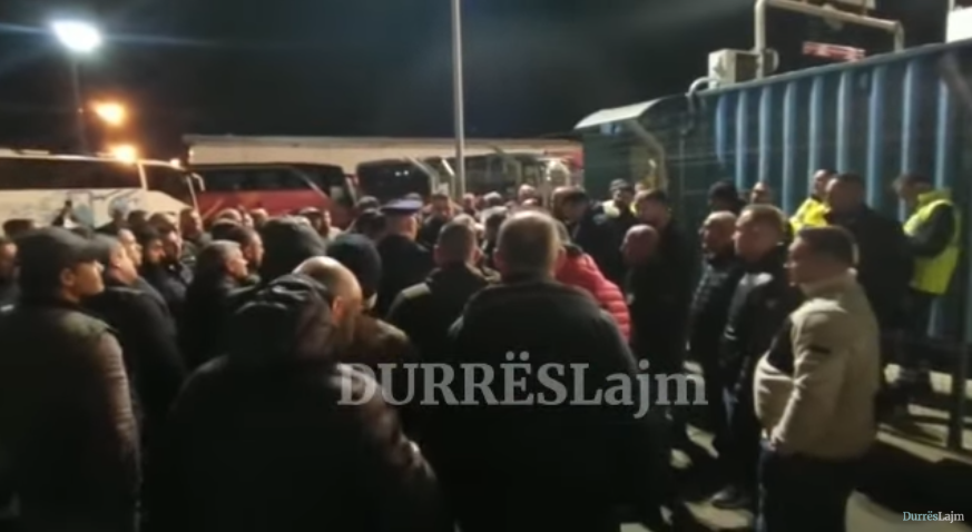 Protestë e shoferëve në portin e Durrësit (VIDEO)