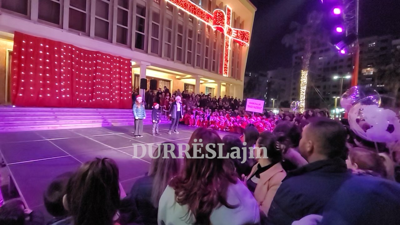 Paradë dhe koncert/ Sheshi i Durrësit mbushet plot me babagjyshë dhe me dhjetëra fëmijë (VIDEO)