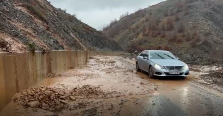 Rrëshqitje dheu, bllokohet rruga e Arbrit, drejtuesit e mjeteve në pritje