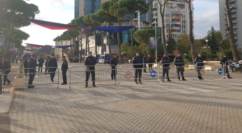 Rrugët e bllokuara në Tiranë, në këto akse rrugore nuk mund të kaloni sot as në këmbë