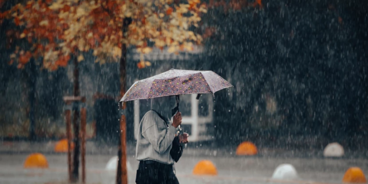 Si ndikon moti në shëndetin tonë? Çfarë ndodh me trupin tonë dhe pse shiu sjell dhimbje