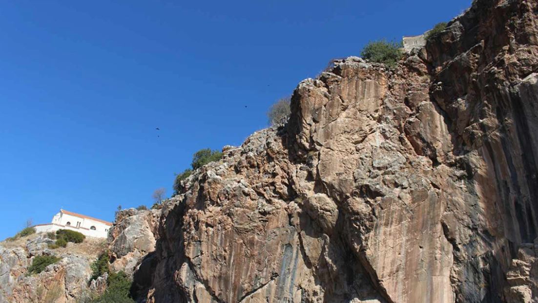 Makina bie nga shkëmbi, shpëton për mrekulli shoferi 80-vjeçar
